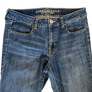 American Eagle Outfitters Mid Rise-9”, Med. Wash Blue Jean Jegging Size 8 Short.